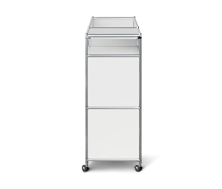 Meuble de rangement étroit et blanc sur roulettes avec cadre chromé, deux compartiments fermés en bas et deux étagères ouvertes à fond perforé en haut.