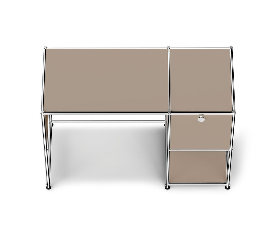Bureau beige avec cadre chromé, caisson à roulettes intégré avec tiroir et étagère ouverte, vu de dessus.