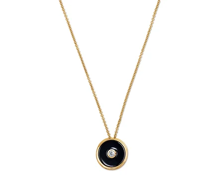 Collier en or avec un pendentif rond noir et un petit diamant au centre.