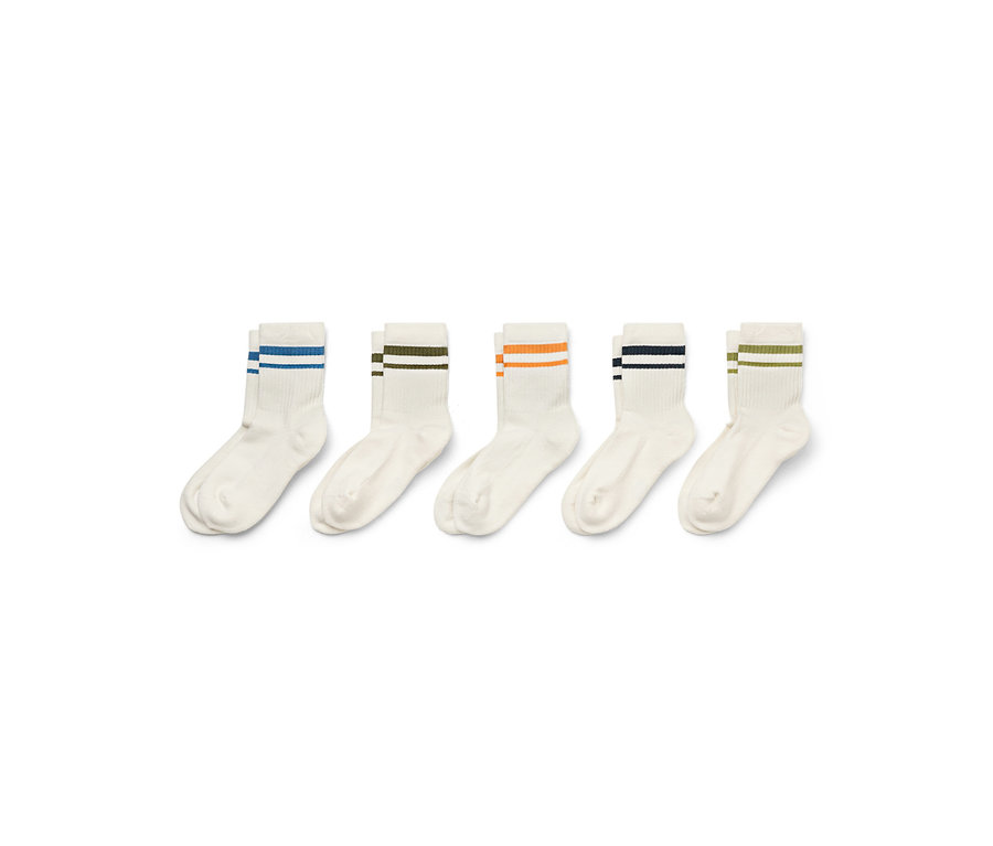 Cinq paires de chaussettes blanches à rayures colorées sont alignées côte à côte.