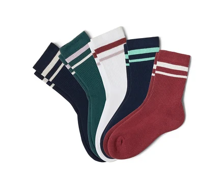 Cinq paires de chaussettes bleu marine, vertes, blanches et bordeaux sont superposées, chacune présentant deux rayures horizontales.