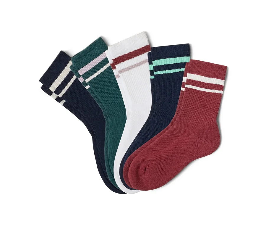 Cinq paires de chaussettes bleu marine, vertes, blanches et bordeaux sont superposées, chacune présentant deux rayures horizontales.