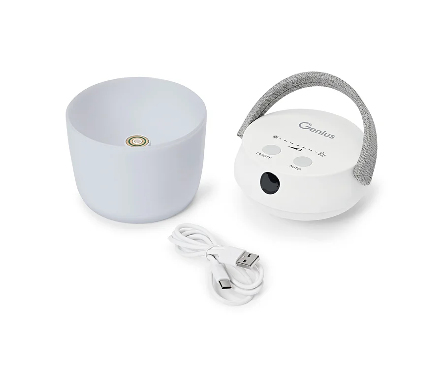 Lampe LED multifonction blanche avec détecteur de mouvement, base ronde, poignée en tissu gris, à côté d'un diffuseur blanc en forme de bol et d'un câble USB-C.