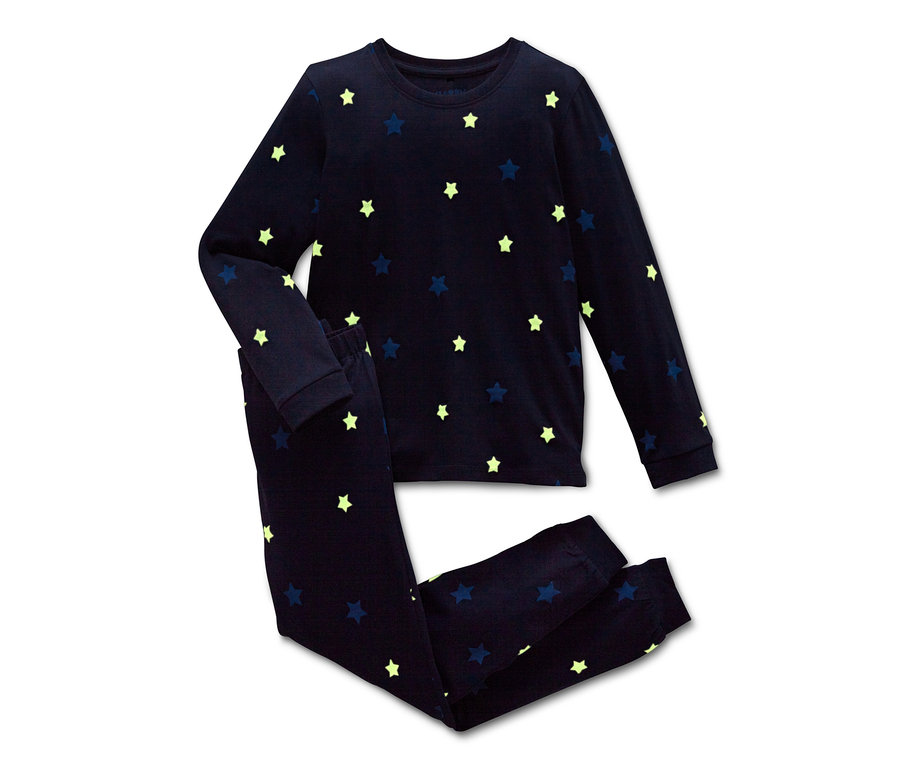Pyjama « Glow in the dark » bleu marine à manches longues et pantalon orné d'étoiles jaunes et bleues.
