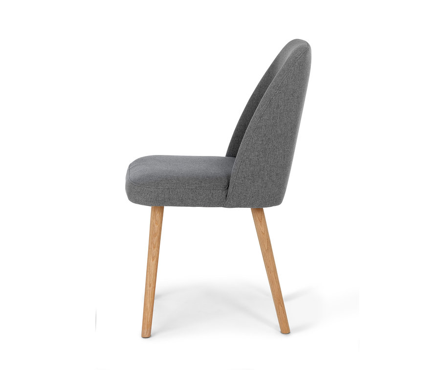 Vue latérale d'une chaise de salle à manger rembourrée avec pieds en bois.