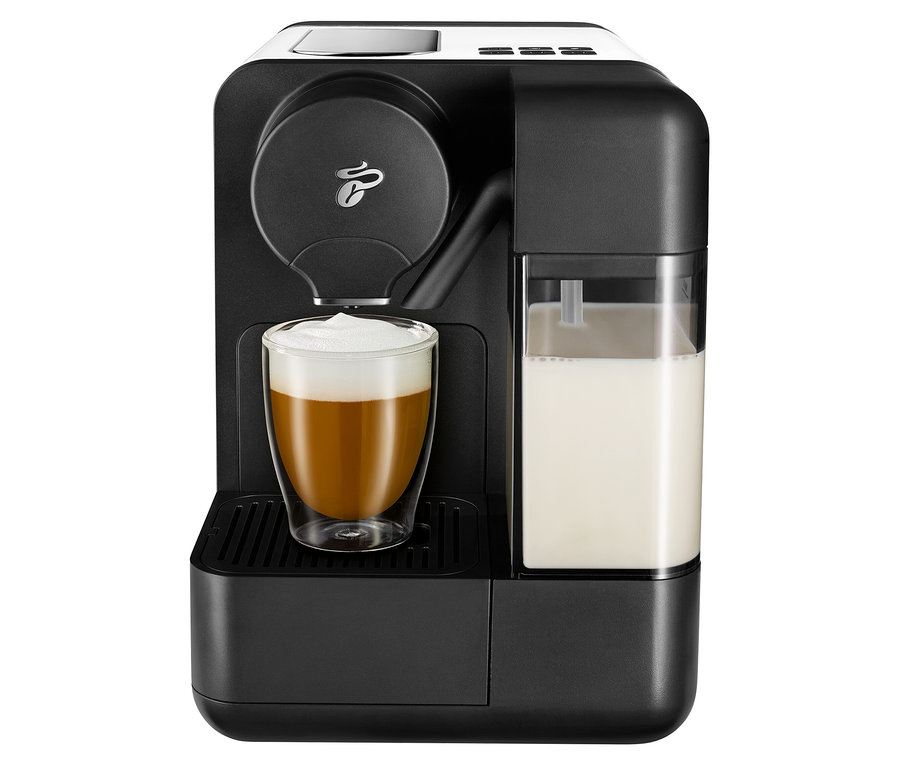 Machine à café noire avec du lait Cafissimo blanc et un verre rempli de café.