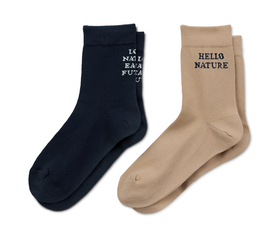 Deux paires de chaussettes avec inscription : une paire bleu marine avec une inscription blanche et une paire beige avec une inscription bleu foncé.