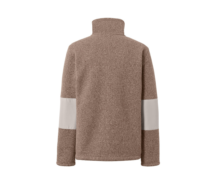 Gros plan sur une jaquette en matière polaire tricotée thermique marron à manches longues avec des détails rectangulaires gris clair aux coudes.