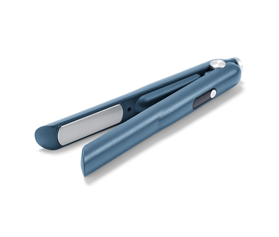 Un fer à lisser sans fil bleu ouvert sur un fond blanc.