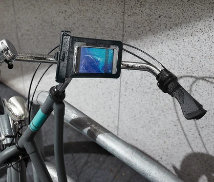 Gros plan sur un guidon de vélo avec un support de smartphone pour vélo.