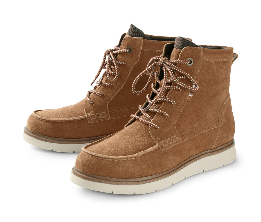 Bottines en cuir velours marron avec lacets.