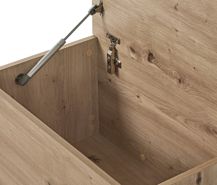 Banc ouvert avec compartiment de rangement.