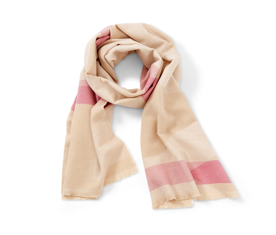 Écharpe beige à rayures roses et à franges.