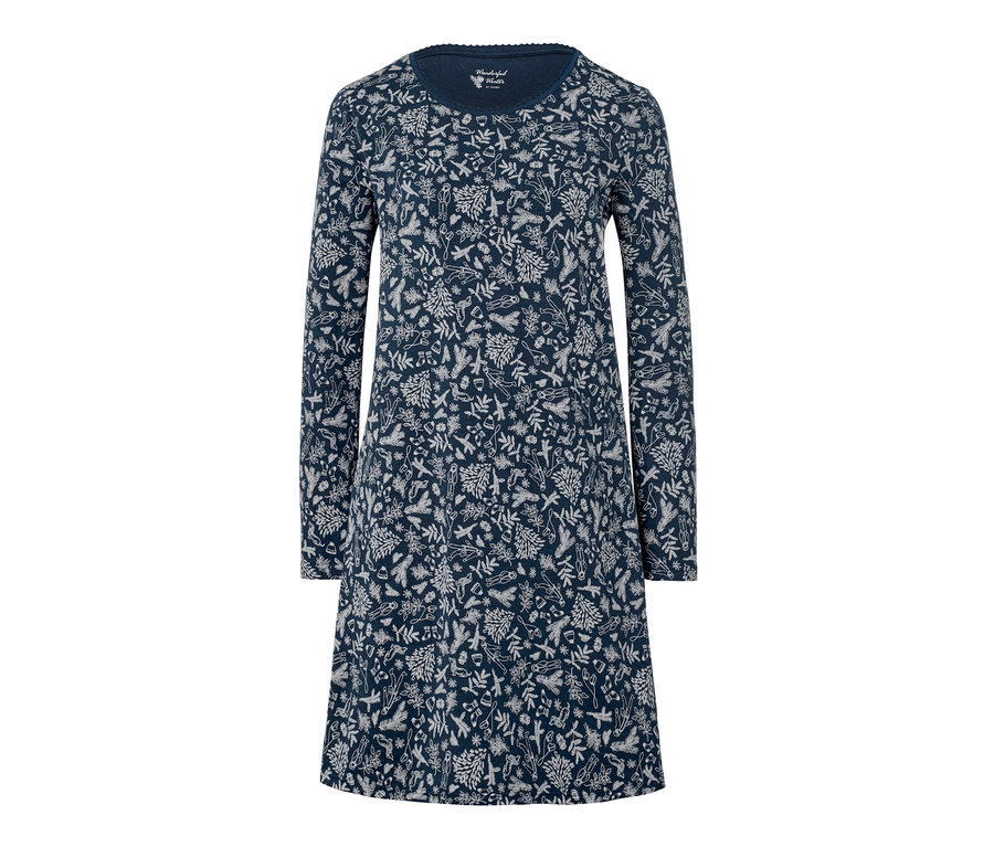 Chemise de nuit bleue avec imprimé.