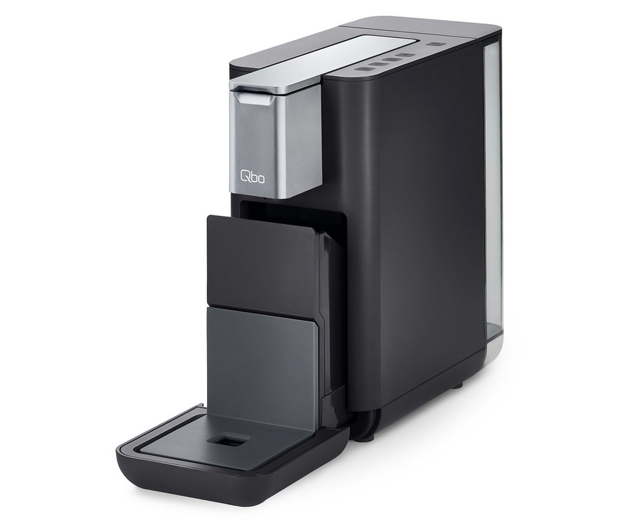 Une machine à café Qbo ESSENTIAL Dark Stone noire avec un réservoir à capsules ouvert.