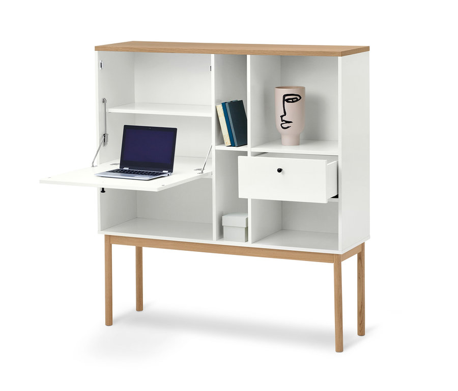 Secrétaire blanc Bekeson avec plateau et pieds en bois. Bureau ouvert avec ordinateur portable, livres et vase avec un visage.