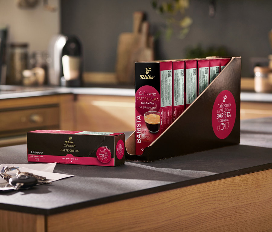 Un paquet de capsules Cafissimo Latte Crema Barista sur un comptoir de cuisine.