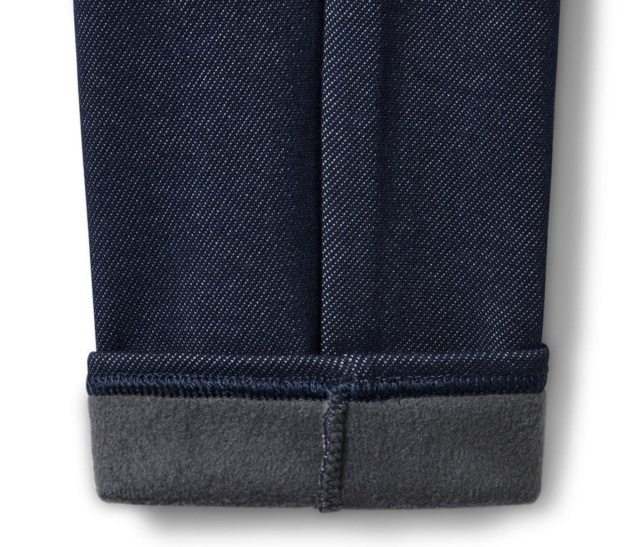 Gros plan sur un legging doublé à l’aspect jean.