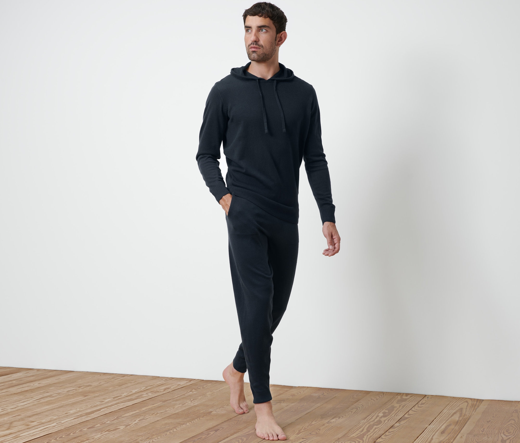 Un homme marche et porte un pantalon d’intérieur en maille.