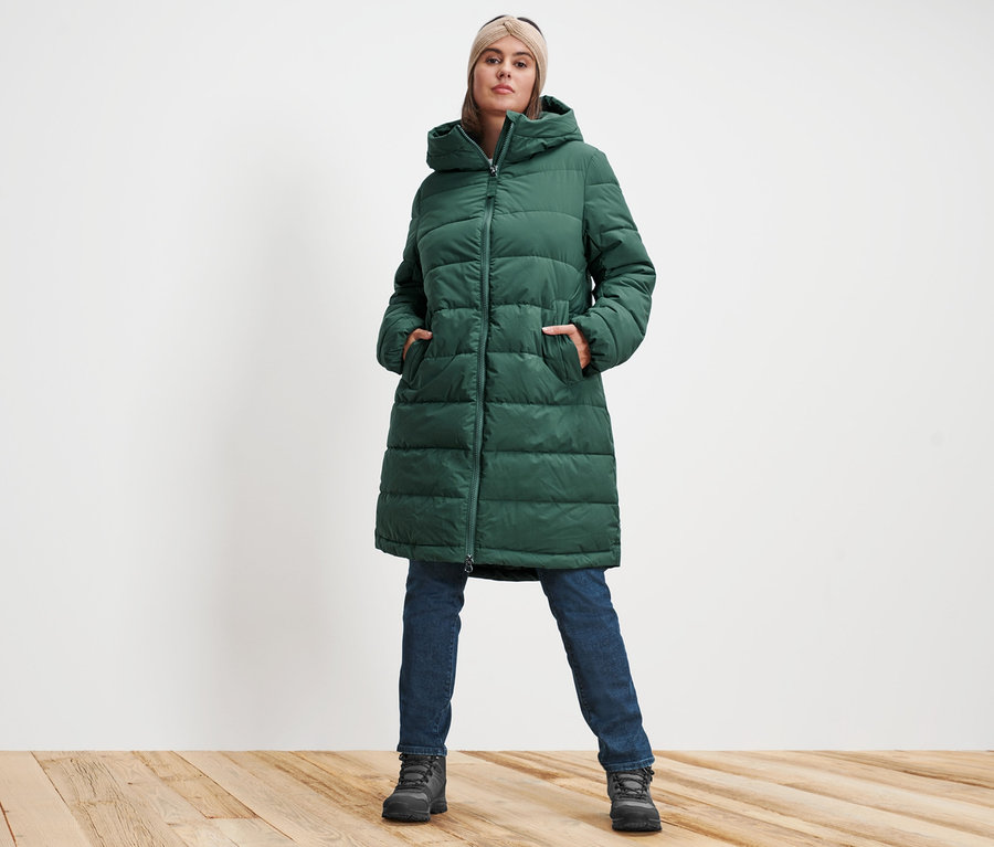 Femme posant dans un manteau matelassé vert, un bandeau en maille couleur sable et un jean slim en denim «
Manteau matelassé, vert
Bandeau en maille, couleur sable
Jean slim en denim «
Fit Emma
», denim bleu foncé