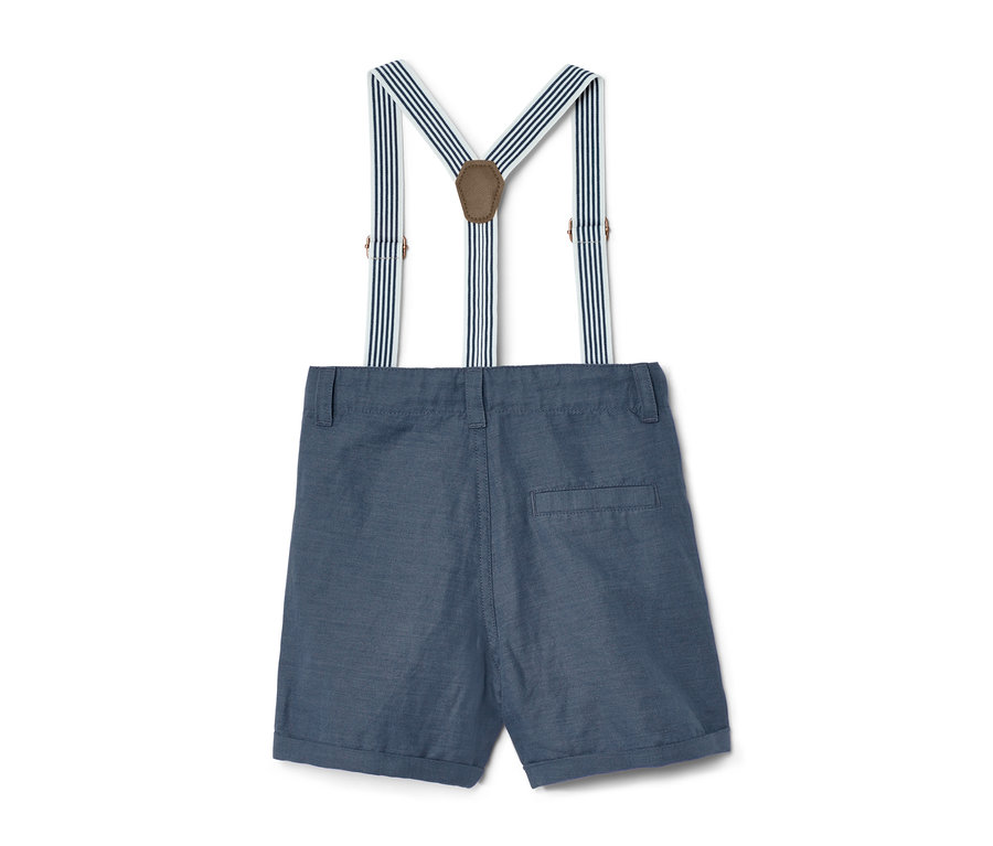 Short bleu pour enfant avec bretelles rayées.