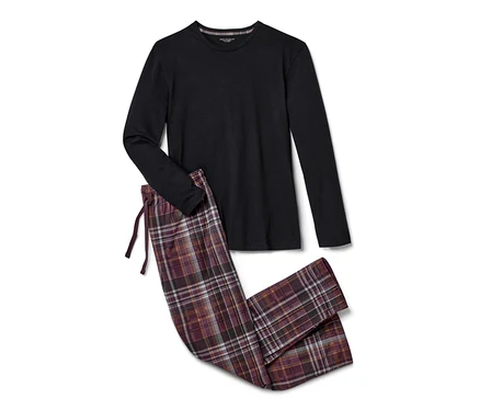Pyjama noir avec pantalon à carreaux.