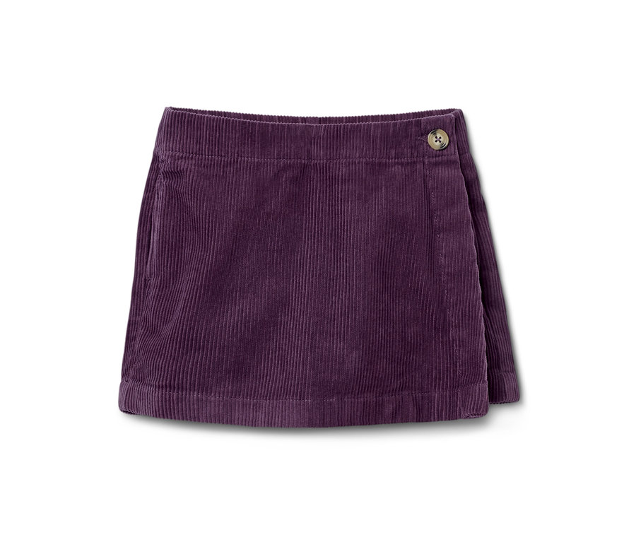 Une jupe-culotte violette en velours côtelé pour enfant avec un bouton.
