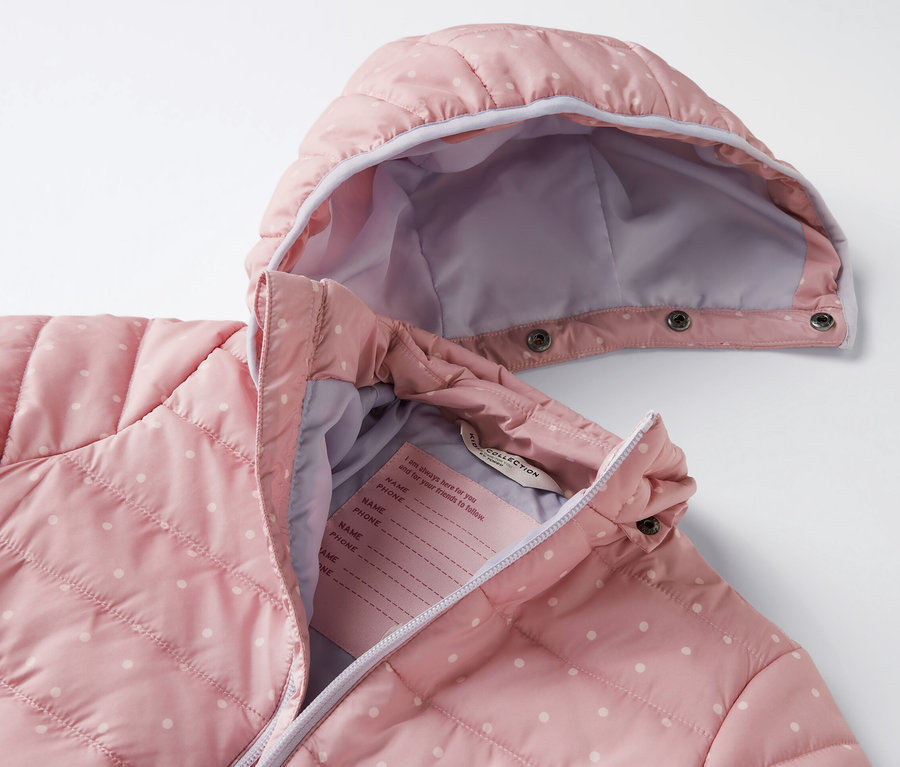 Veste matelassée pour enfant vieux rose avec des pois blancs.