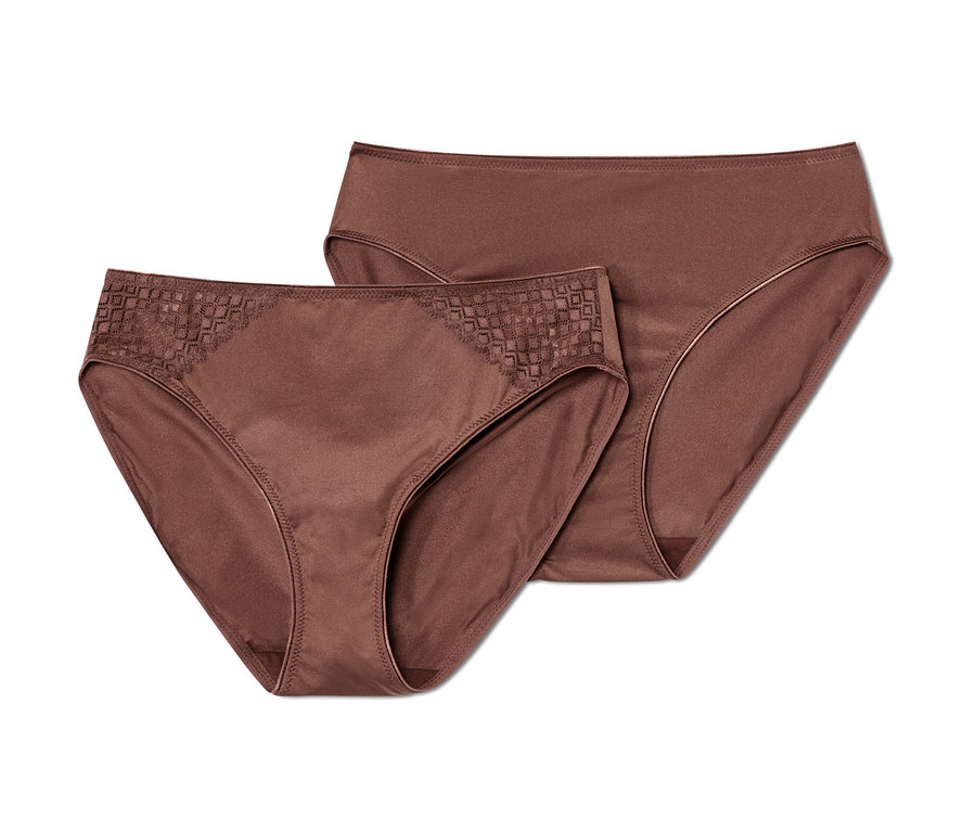 Deux slips marron.