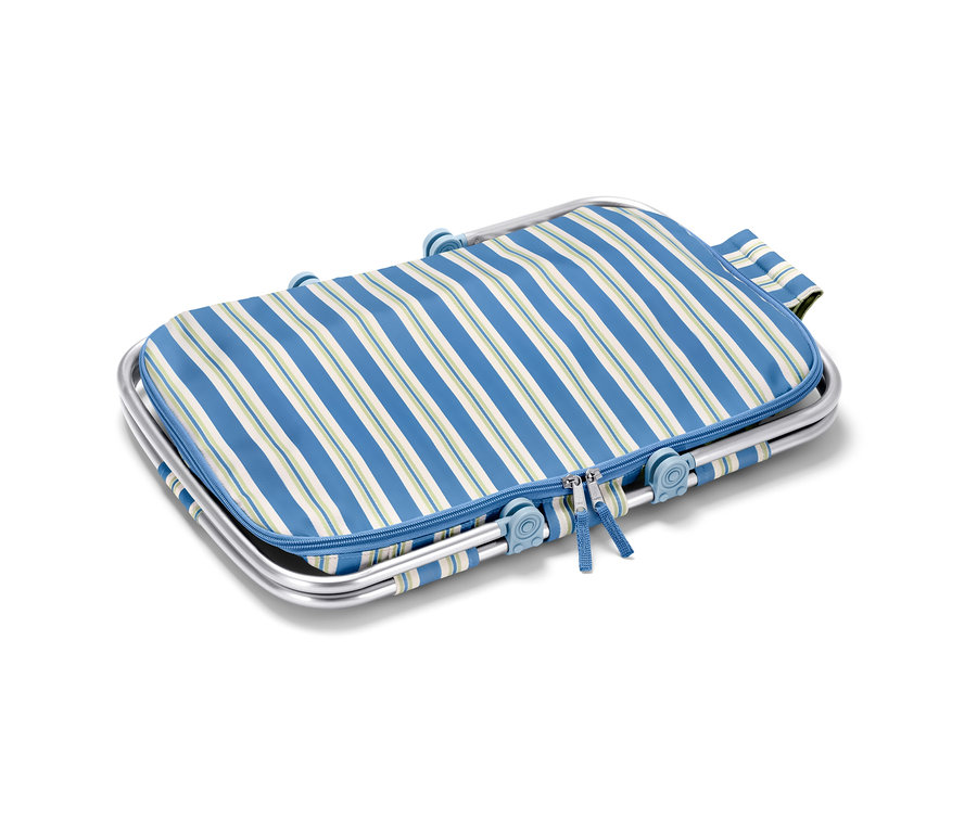 Panier isotherme plié à rayures bleues et blanches.