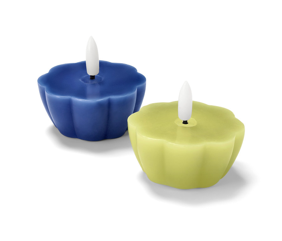 Deux bougies chauffe-plat flottantes en cire véritable avec LED, une bleue et une jaune.