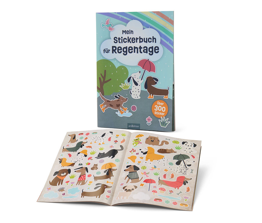 Livre ouvert «
of stickers pour les jours de pluie » avec des illustrations de chiens, chats, champignons et parapluies.