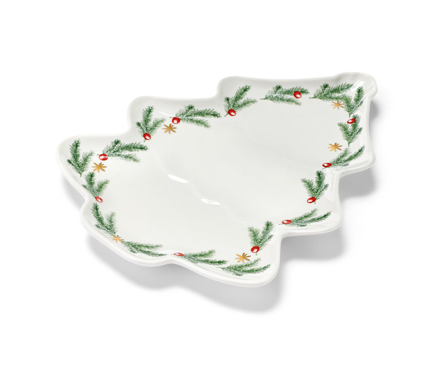 Assiette en forme de sapin décorée de branches et de baies.