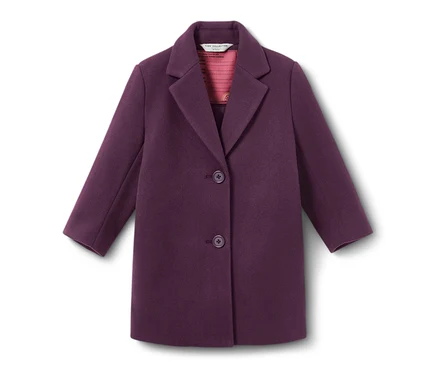 Un manteau pour enfant violet avec des boutons.