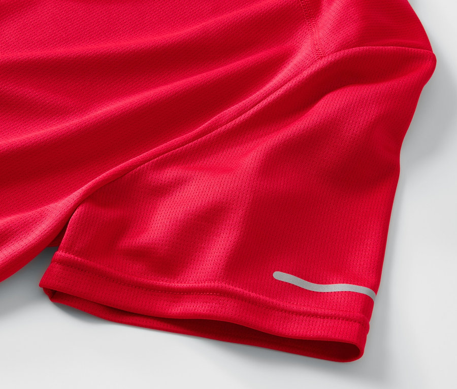Gros plan sur un t-shirt technique rouge.