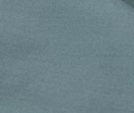 Gros plan d'une parure de lit en percale bleue de taille standard et grande taille.