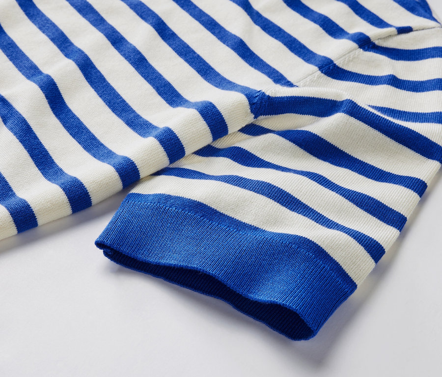 Vue détaillée d'un pull en maille fine rayé bleu et blanc.