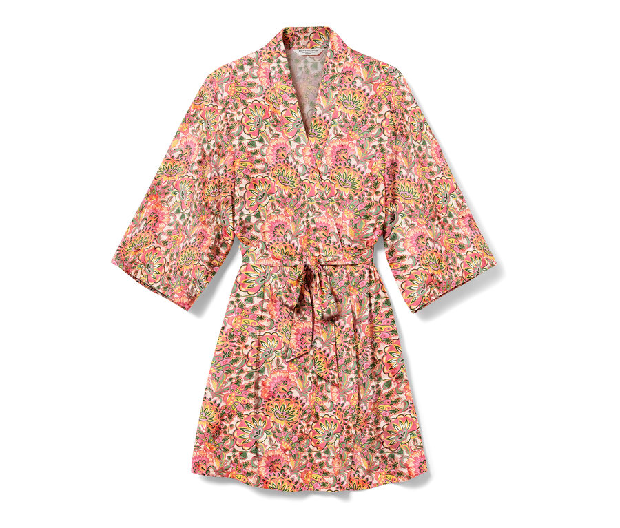 Une robe de chambre à fleurs avec ceinture.