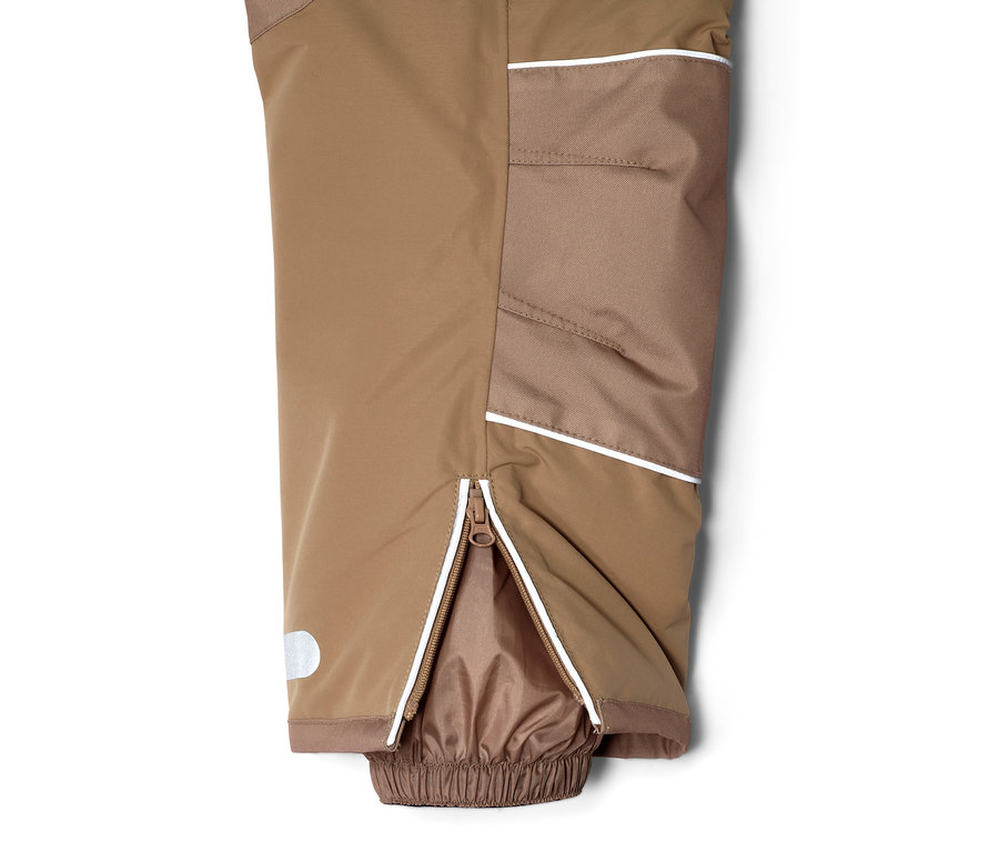 Détail de vêtements de neige pour enfant.