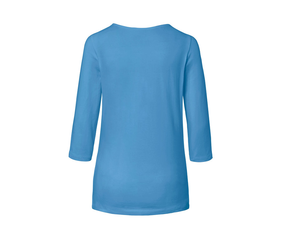T-shirt bleu clair à manches 3/4.