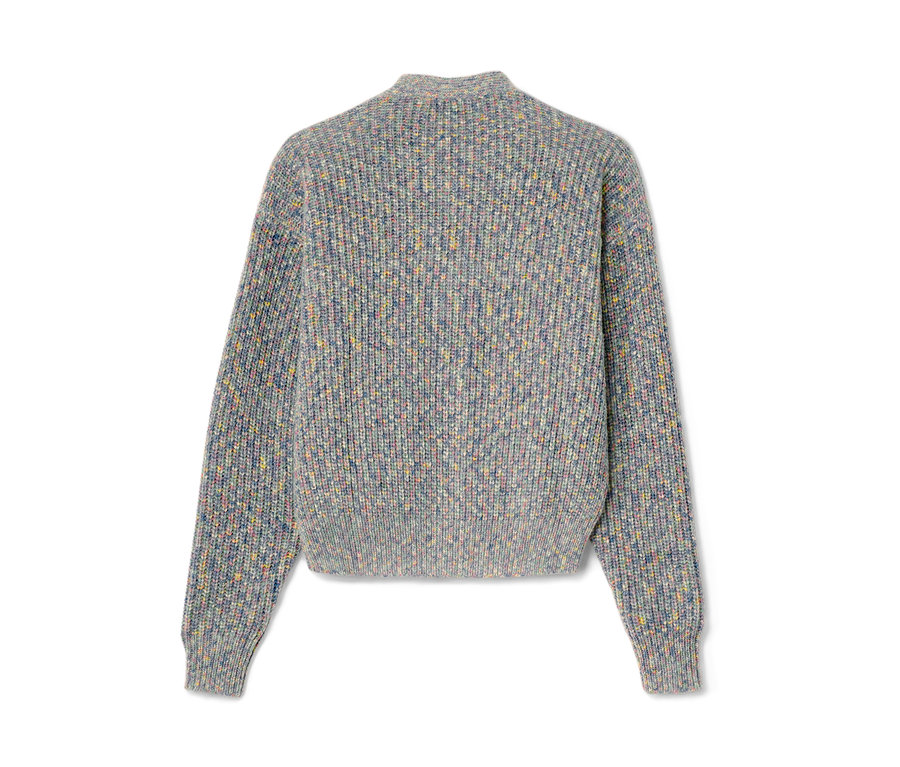 Détail d'une jaquette en maille pour enfant avec de la laine.