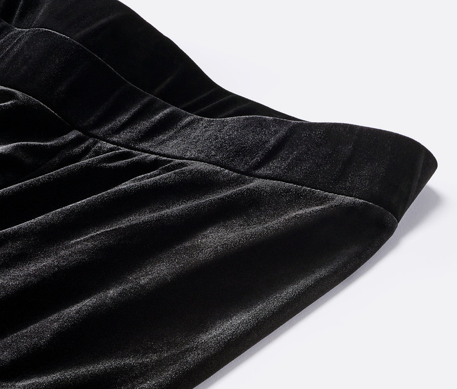 Gros plan sur un pantalon palazzo en velours noir.