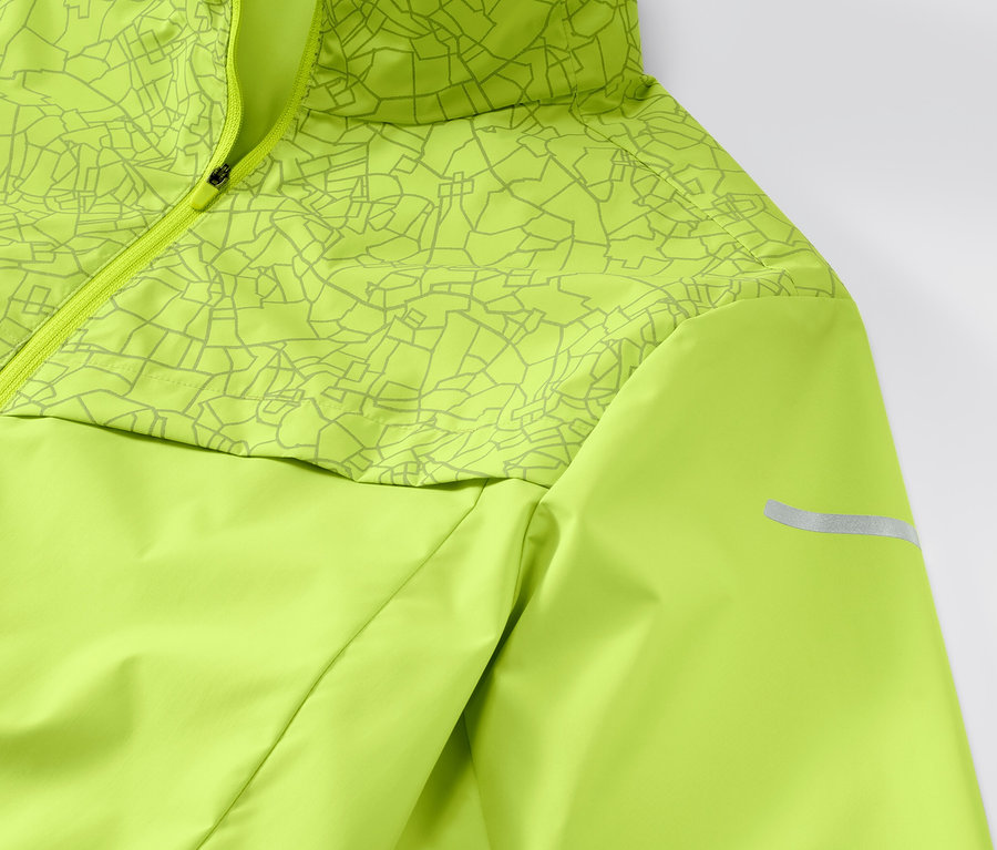 Détail de la veste de course coupe-vent vert fluo.