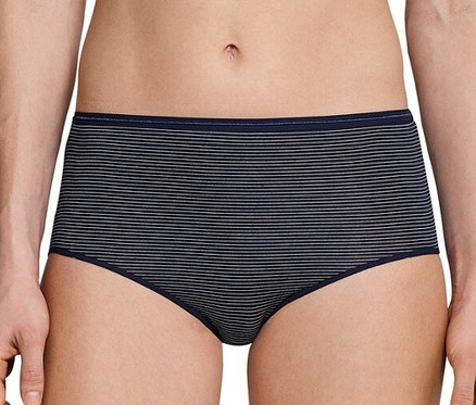 Une femme porte 2 midi slips SCHIESSER avec modal, bleu foncé, à rayures.