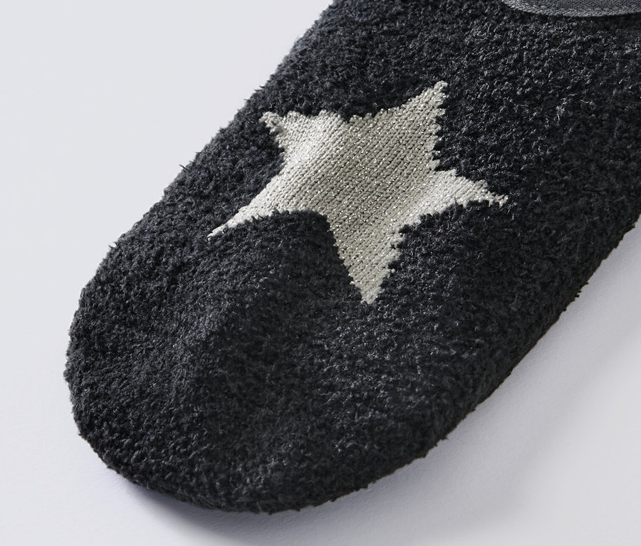 Détail d'une chausson-chaussette noire avec une étoile grise, du produit 2 paires de chaussons-chaussettes.