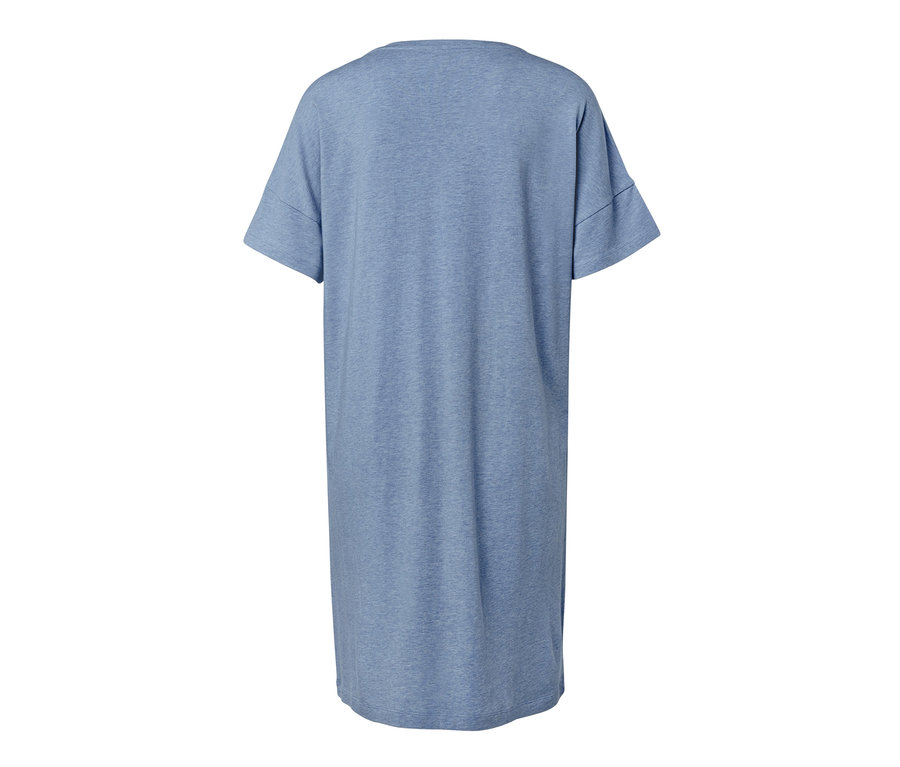 Chemise de nuit bleue à manches courtes.