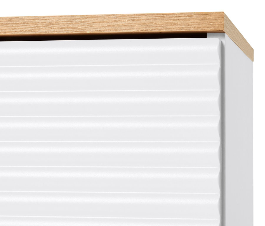 Gros plan sur une armoire à chaussures blanche avec un dessus en bois.