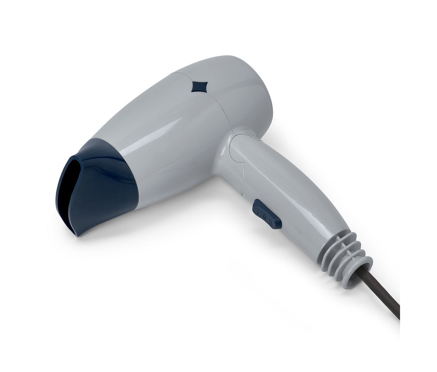 Sèche-cheveux de voyage gris avec des accents bleu foncé sur un fond blanc.