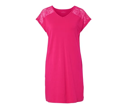 Chemise de nuit rose avec manches en dentelle.