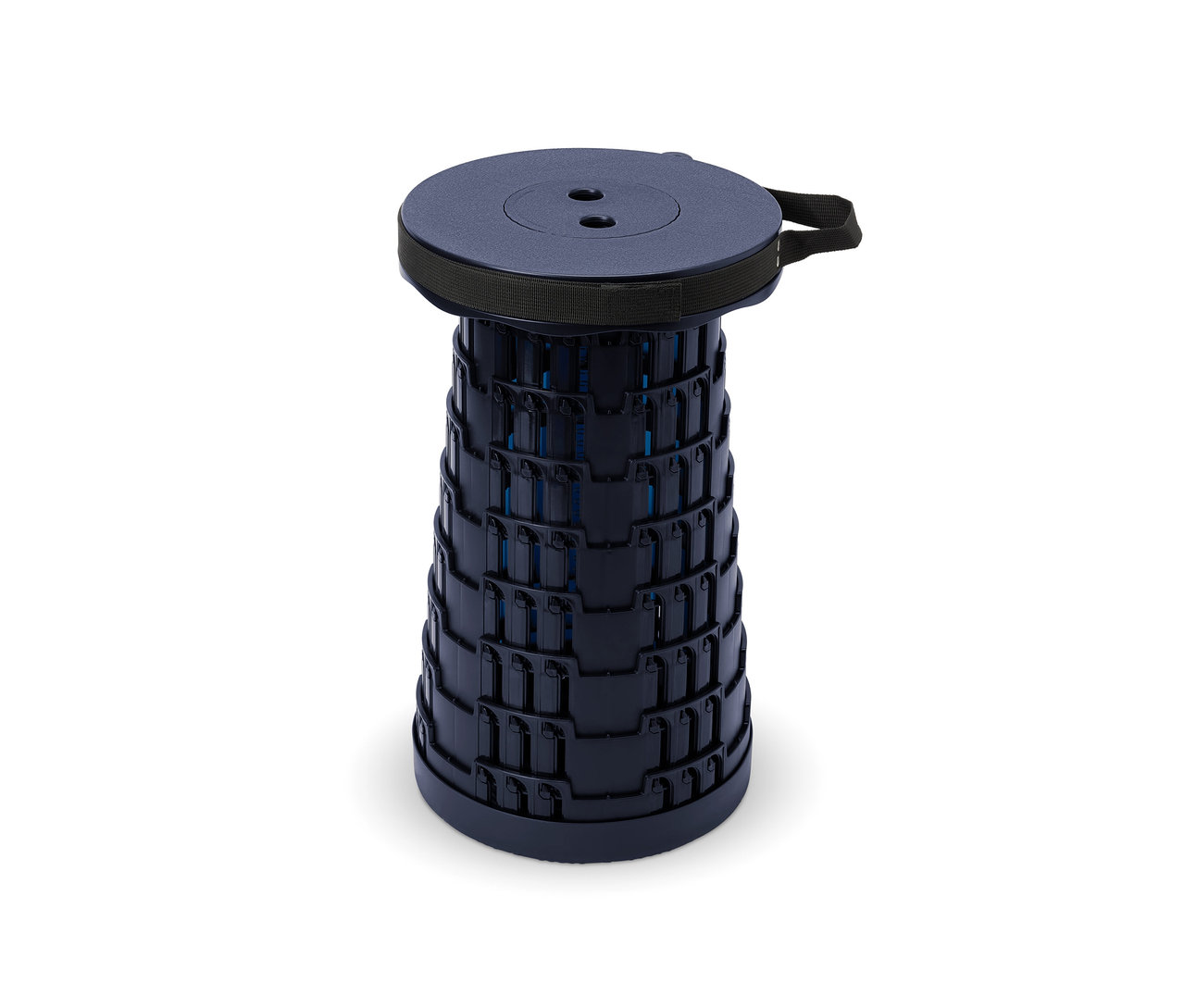 Gros plan d'un tabouret de camping télescopique bleu foncé plié.